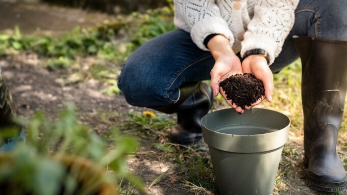 Turning everyday food scraps into nutrient-rich compost has never been easier. The Reencle Home Composter offers a fast, odor-free, and convenient solution for households that want to reduce waste while supporting their garden or plants. Here’s a detailed look at how it works and why it’s gaining attention among eco-conscious homeowners.