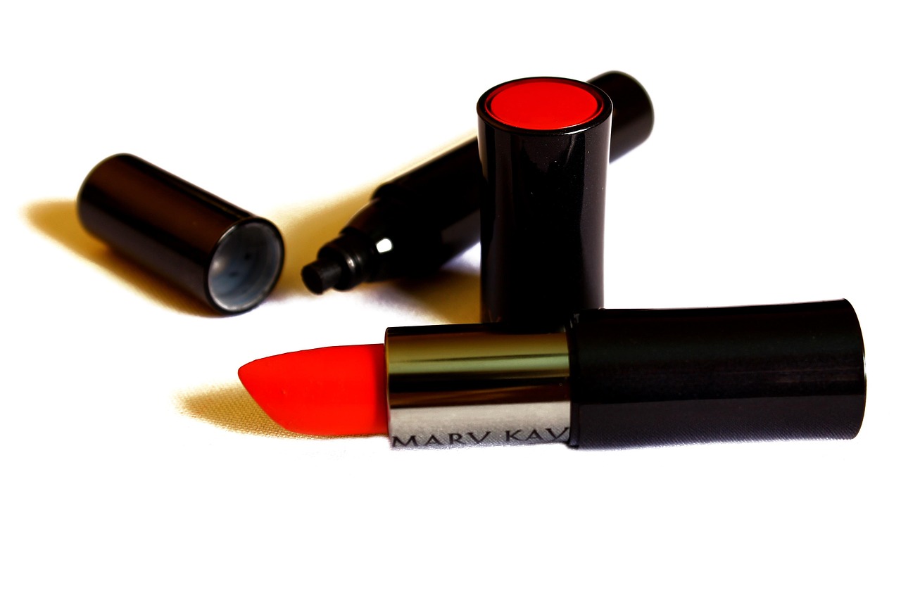 Fenty Beauty, founded by Rihanna in 2017, quickly became a trailblazer in the beauty industry, challenging traditional standards and revolutionizing the way beauty brands cater to diverse consumers. With its bold commitment to inclusivity, Fenty Beauty introduced a wide range of products designed to complement every skin tone, setting a new benchmark for diversity in the cosmetics world. From foundations that cater to over 50 shades to multi-functional makeup tools, Fenty Beauty has redefined what it means to be truly inclusive. This brand not only delivers high-quality products but also empowers individuals to express themselves through makeup, fostering confidence and self-expression in ways that were once overlooked by the industry.