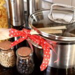 Voor veel Nederlanders roept de naam Tefal meteen het gemak van koken op zonder dat eten aan de pan blijft plakken. Maar vandaag de dag reikt de identiteit van het merk veel verder dan die oorspronkelijke innovatie. Tefal is uitgegroeid tot een complete keukenpartner die oplossingen biedt die slim design, gezonder koken en duurzame keuzes combineren – en daarbij rekening houden met de behoeften van dagelijkse koks.