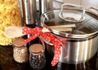 Voor veel Nederlanders roept de naam Tefal meteen het gemak van koken op zonder dat eten aan de pan blijft plakken. Maar vandaag de dag reikt de identiteit van het merk veel verder dan die oorspronkelijke innovatie. Tefal is uitgegroeid tot een complete keukenpartner die oplossingen biedt die slim design, gezonder koken en duurzame keuzes combineren – en daarbij rekening houden met de behoeften van dagelijkse koks.