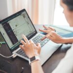 Abrir una cuenta bancaria solía estar definido por salas de espera, papeleo y pasos digitales fragmentados que rara vez se conectaban entre sí. El portal de alta en línea de Unicaja Banco redefine esa experiencia. En lugar de considerar el acceso digital como un complemento, la plataforma se ha diseñado como un punto de acceso único que guía a los usuarios desde la aplicación hasta el uso activo con mínimas interrupciones. Diseñado para clientes que priorizan la claridad sobre la complejidad, el portal refleja una transformación más amplia en la banca española hacia la eficiencia y la confianza del usuario. No busca deslumbrar con funcionalidades. En cambio, se centra en eliminar la fricción en cada etapa: la verificación de identidad, la configuración de la cuenta y el primer acceso, todo gestionado dentro de un flujo coherente.